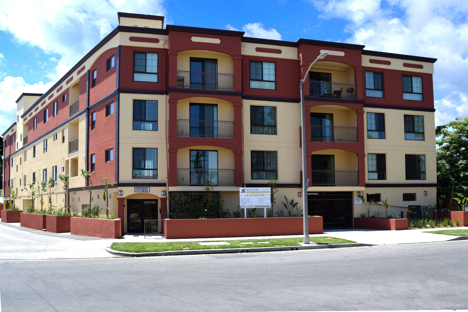 Huston Court apartment building